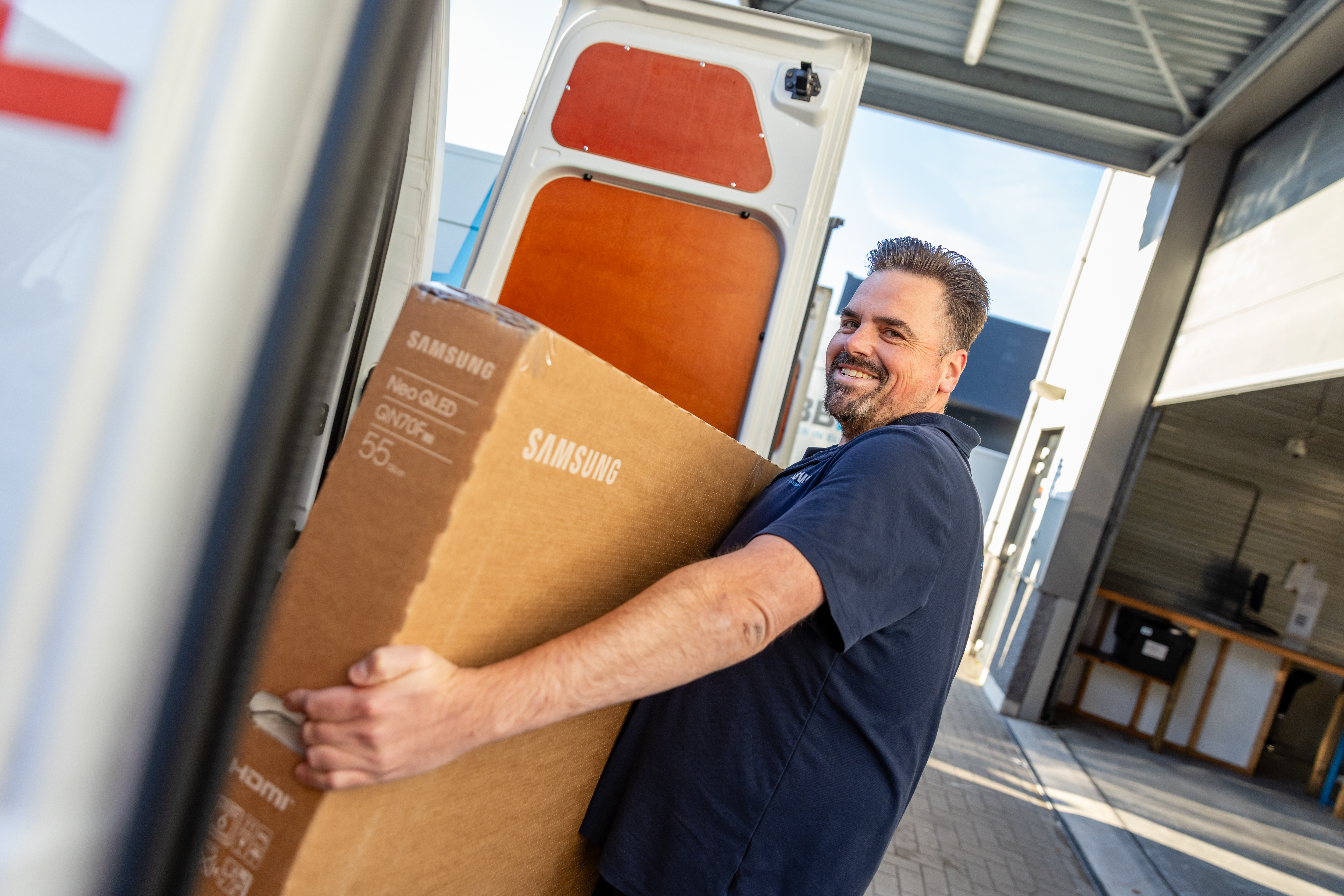 Medewerker van Obbink Service laadt een servicebus